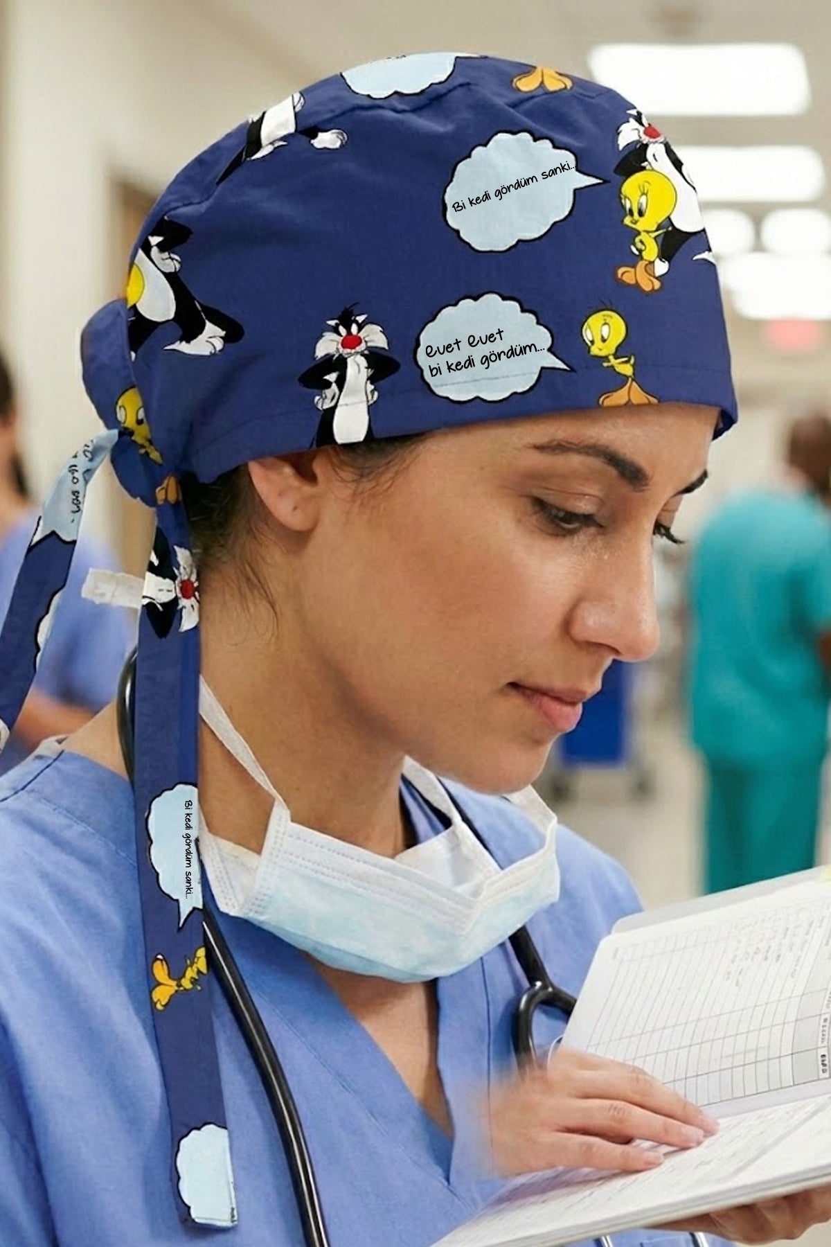 Bi Kedi Gördüm Sanki Desenli Cerrahi Bone Unisex – Likralı Doktor Hemşire Bonesi